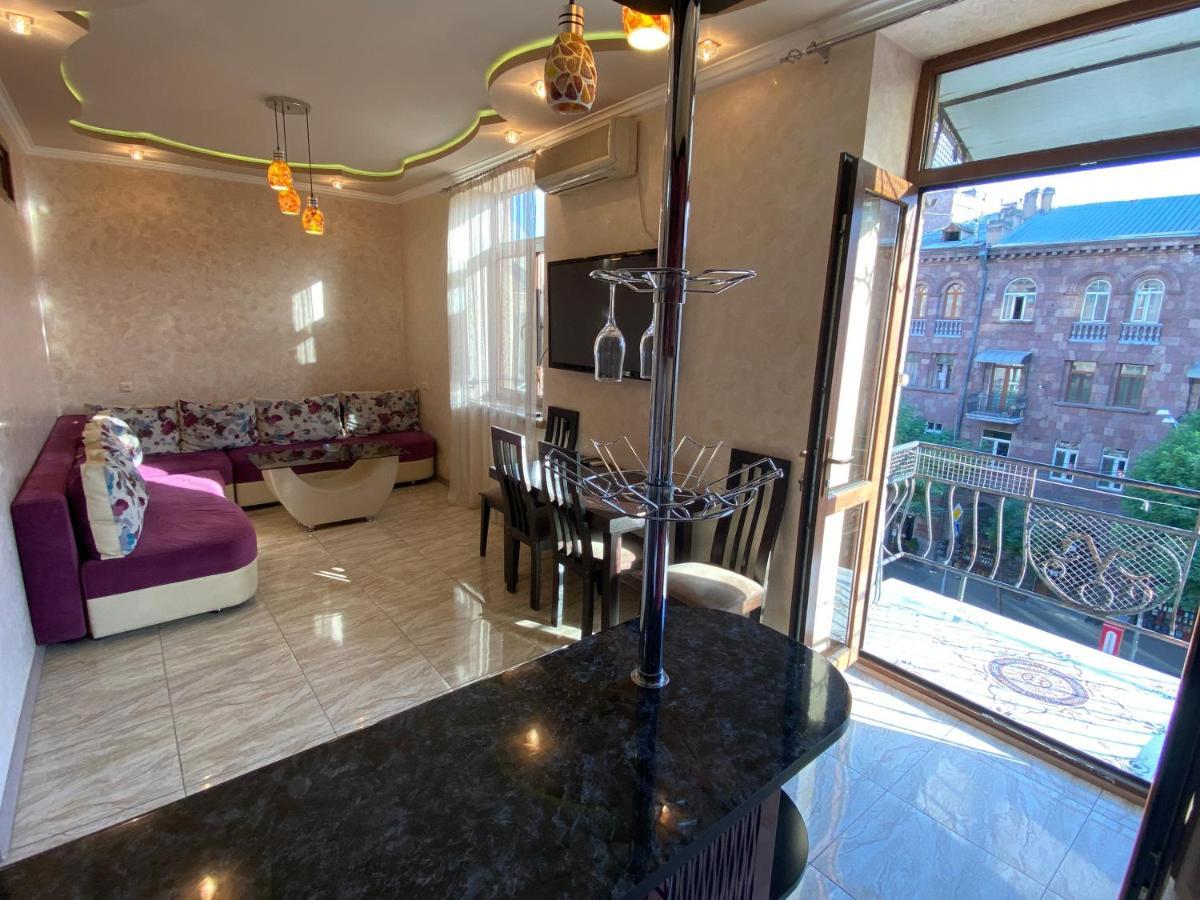 Amiryan Street 1 Bedroom Deluxe Apartment With Balcony Am104 Yerevan Bagian luar foto