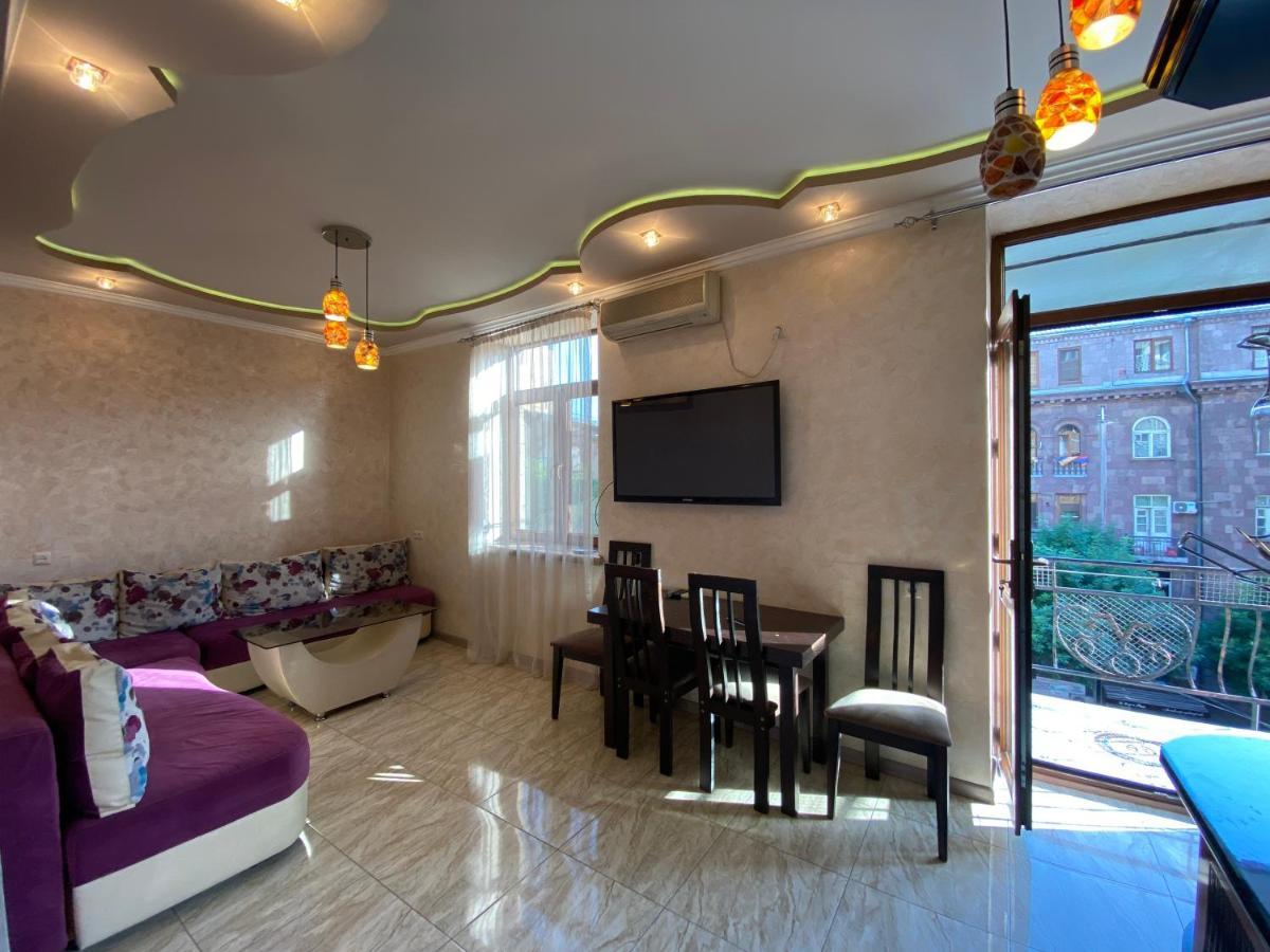 Amiryan Street 1 Bedroom Deluxe Apartment With Balcony Am104 Yerevan Bagian luar foto