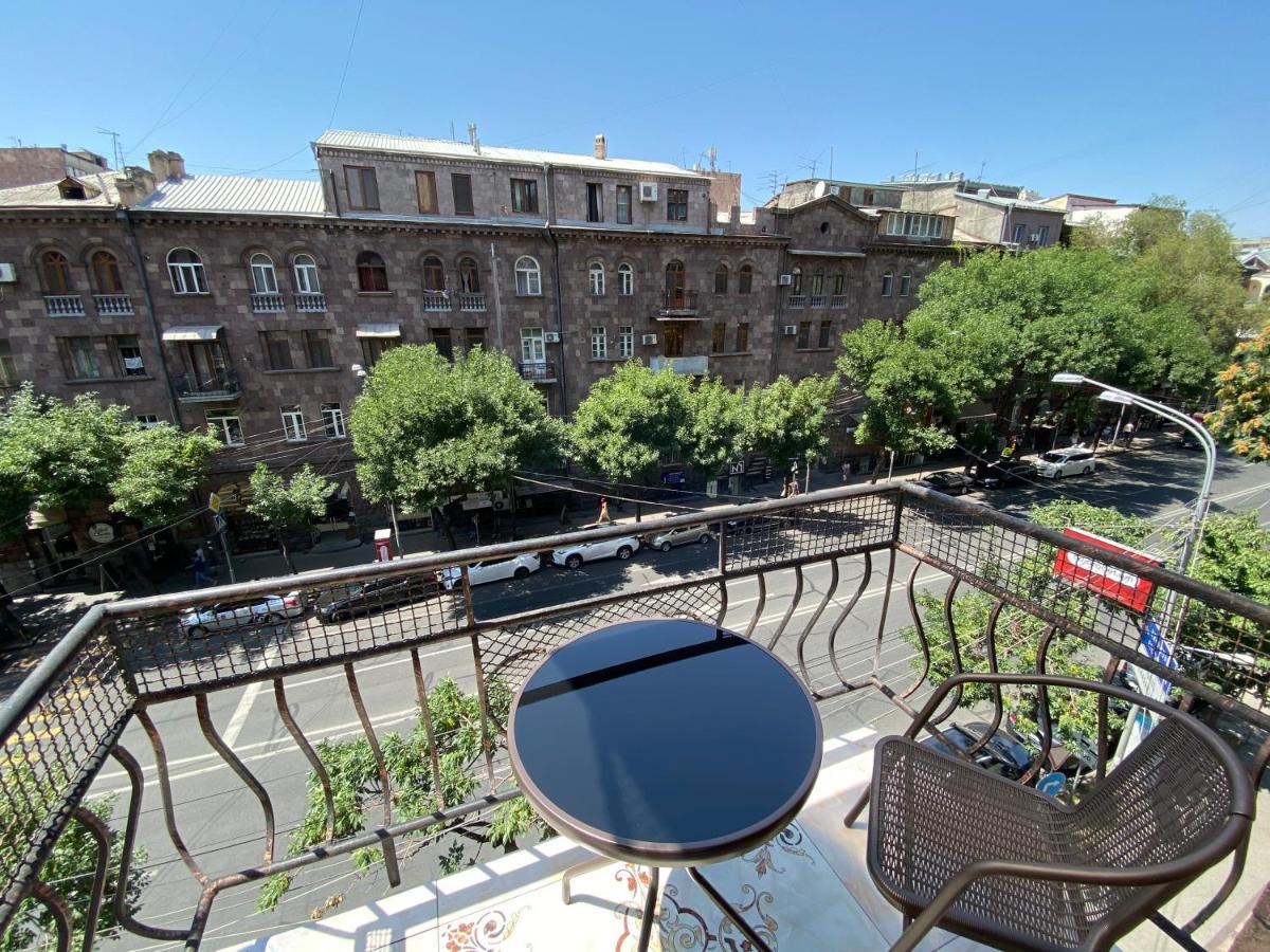 Amiryan Street 1 Bedroom Deluxe Apartment With Balcony Am104 Yerevan Bagian luar foto