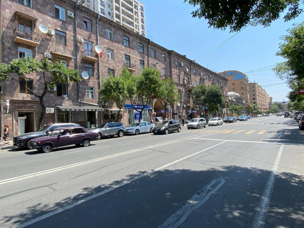 Amiryan Street 1 Bedroom Deluxe Apartment With Balcony Am104 Yerevan Bagian luar foto