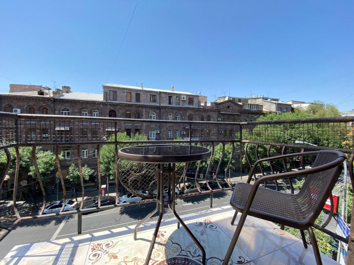 Amiryan Street 1 Bedroom Deluxe Apartment With Balcony Am104 Yerevan Bagian luar foto