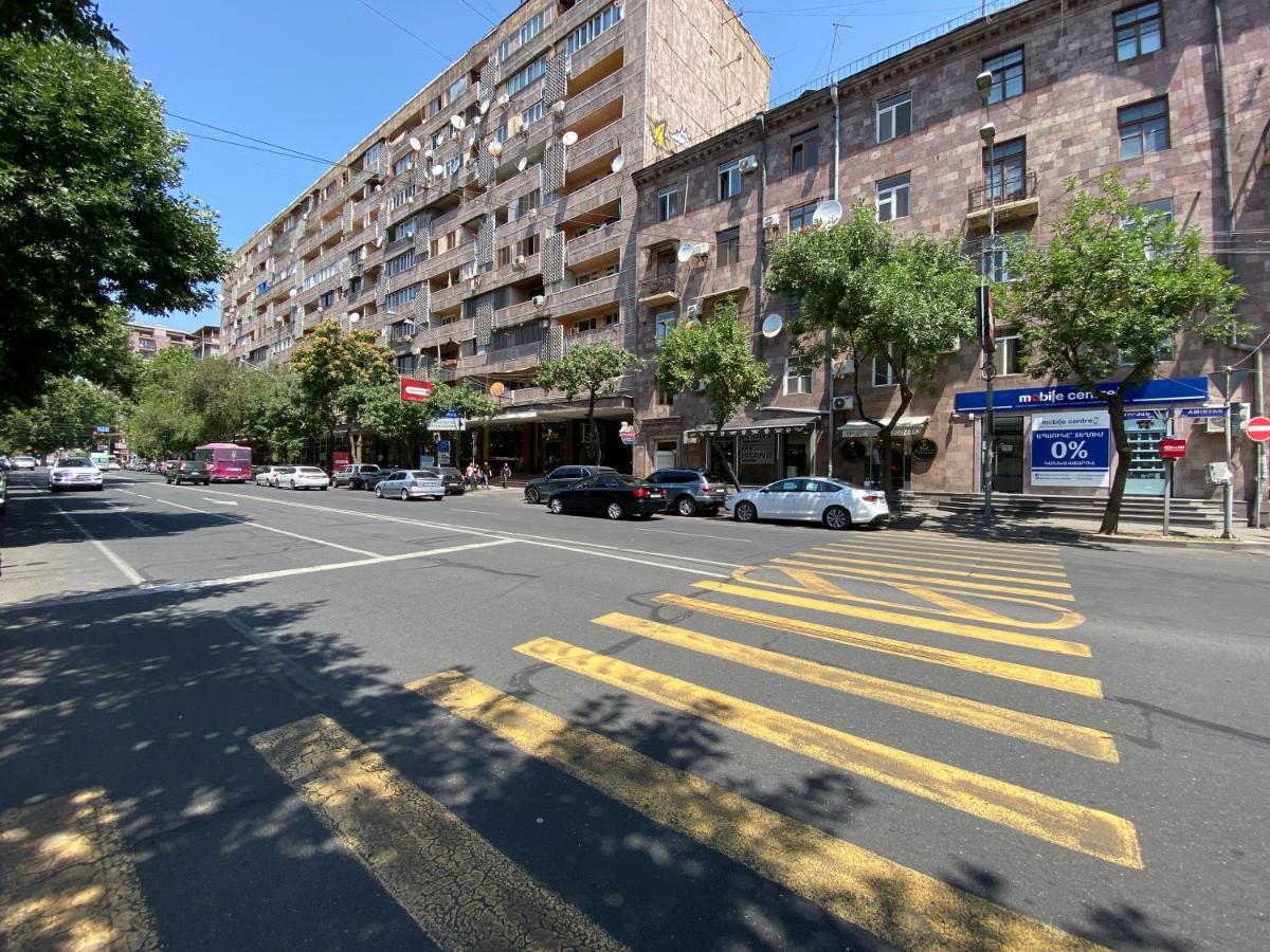 Amiryan Street 1 Bedroom Deluxe Apartment With Balcony Am104 Yerevan Bagian luar foto